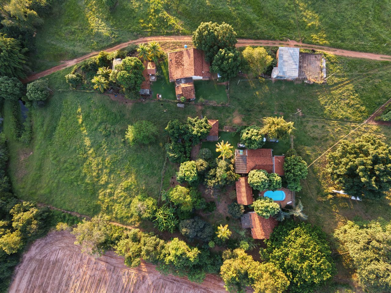 Sítio e área rural ao entardecer
